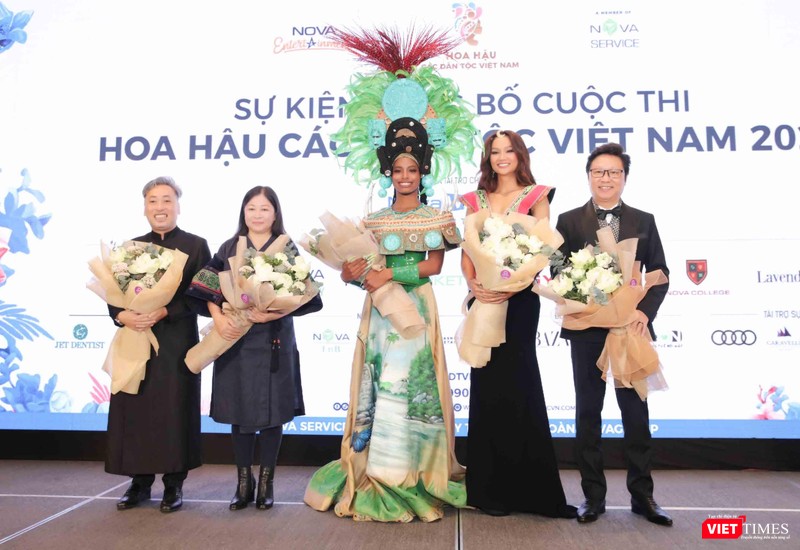 Ban Giám khảo Hoa hậu các dân tộc Việt Nam, từ trái qua: Đạo diễn Nguyễn Quang Dũng, doanh nhân Nguyễn Phi Vân, Hoa hậu Trái đất 2021 Destiny Evelyn Wagner, Hoa hậu Hoàn vũ Việt Nam 2018 H'Hen Niê, NTK Sĩ Hoàng