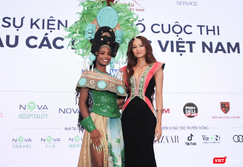 Hai hoa hậu tỏa sáng khoe vẻ đẹp đặc trưng cho mỗi vùng đất