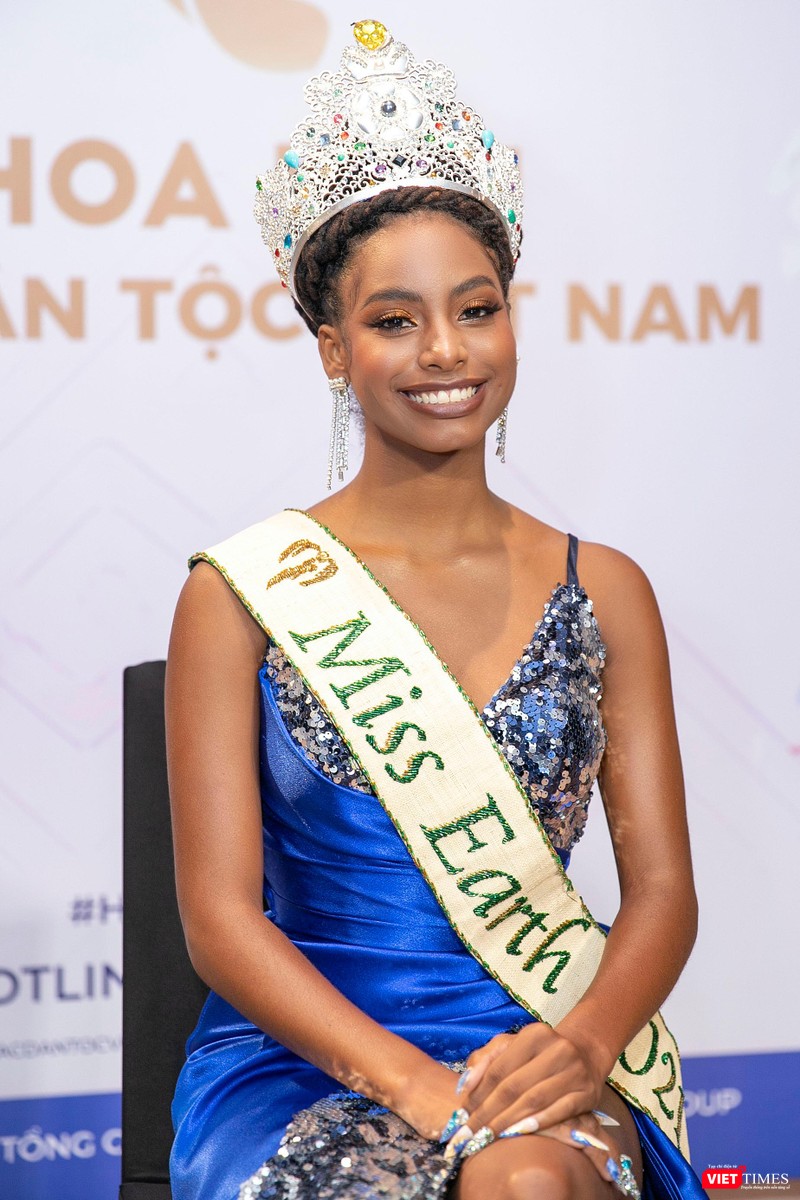 Năm 2021, cô trở thành người phụ nữ Belize đầu tiên giành được danh hiệu cao nhất tại cuộc thi “Miss Earth - Hoa hậu Trái đất”