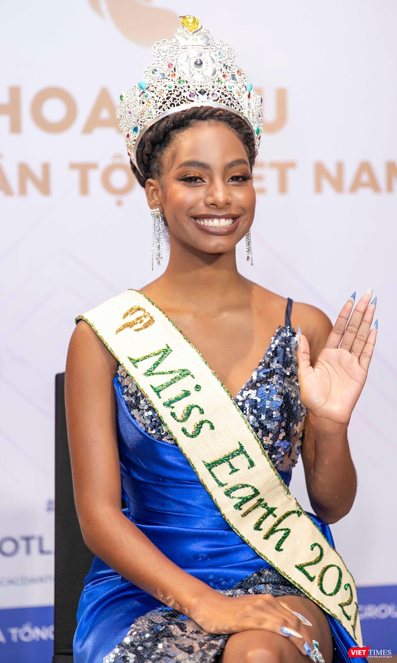 Destiny Evelyn Wagner là một trong hai người phụ nữ da đen đăng quang tại Miss Earth