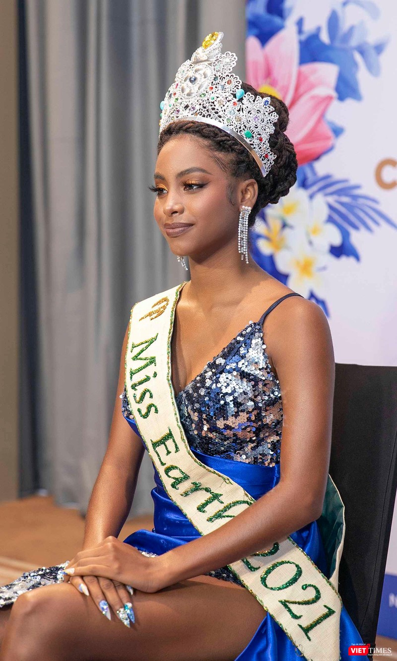 Hoa hậu cho biết rất vinh dự được mời làm giám khảo cuộc thi lần này tại VN