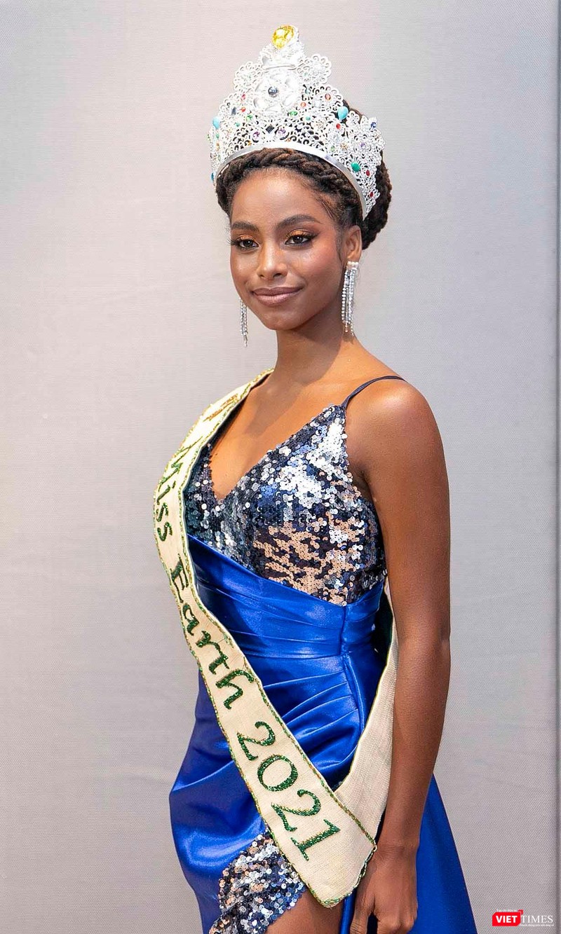 Hoa hậu dành gần như toàn bộ thời gian để lan toả năng lượng tích cực, kêu gọi bảo vệ tài nguyên thiên nhiên, môi trường, chống lại nạn bạo hành, ngược đãi trẻ em