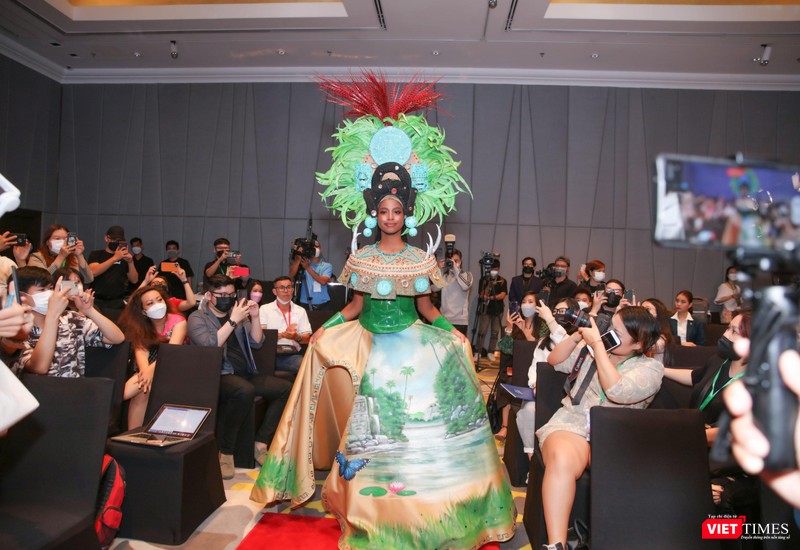 Destiny Evelyn Wagner bất ngờ xuất hiện khiến công chúng ngạc nhiên