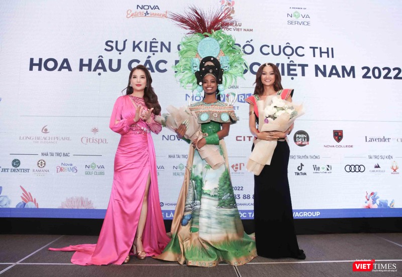 Bà Trương Ngọc Ánh và hai hoa hậu tại buổi họp báo công bố