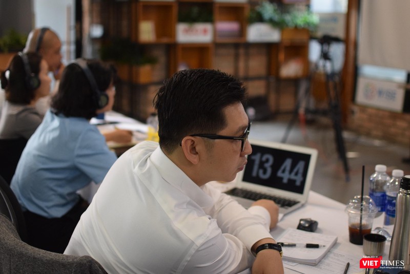 Ban Giám khảo làm việc trong vòng "Tranh đấu" tại cuộc thi