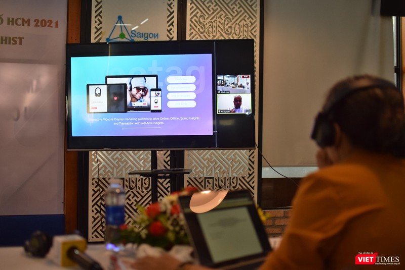 Các công ty lữ hành khác nhau từ nước ngoài tham gia cuộc thi bằng phương thức trực tuyến. Ảnh: Hòa Bình