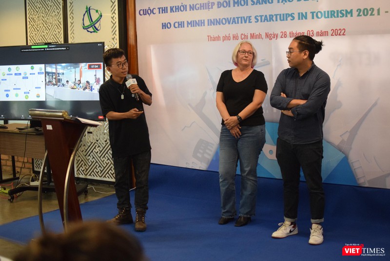 Đại diện các thành viên sáng lập dự án của một đơn vị lữ hành ở TP.HCM tham gia cuộc thi, trả lời câu hỏi của Ban Giám khảo. Ảnh: Hòa Bình