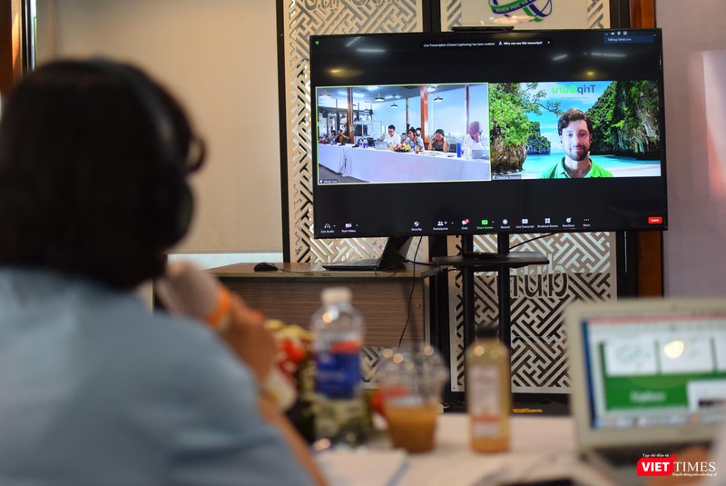 Một đơn vị lữ hành từ nước ngoài tham gia cuộc thi đang trả lời câu hỏi của Ban Giám khảo. Ảnh: Hòa Bình