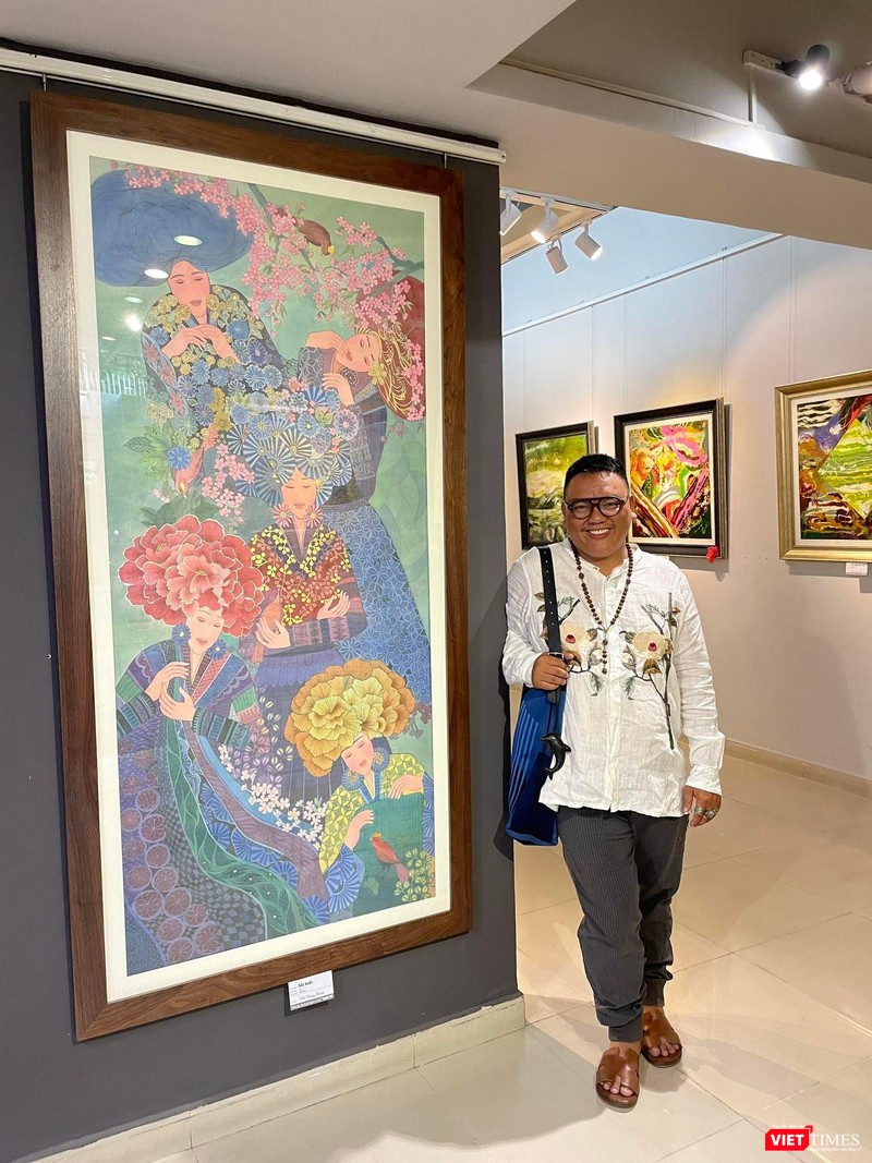 Họa sĩ Hà Hùng Dũng bên tranh lụa "Sắc xuân" (80x180)