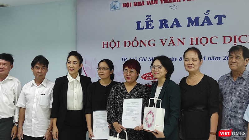 Nhà văn Trịnh Bích Ngân, Chủ tịch Hội Nhà văn TP.HCM, nhà văn Bùi Anh Tấn, Phó chủ tịch Hội - Tổng biên tập Tạp chí Văn nghệ TP.HCM; NSƯT Thanh Thúy, Phó Giám đốc Sở Văn hóa & Thể thao TP.HCM cùng Hội đồng Văn học dịch 