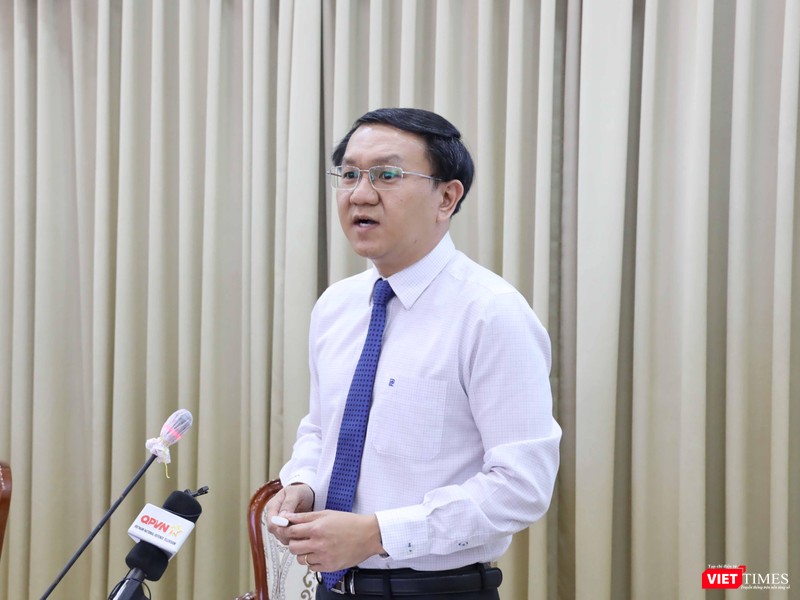 Giám đốc Sở Thông tin - Truyền thông Lâm Đình Thắng báo cáo về sự phát triển của ngành Công nghệ thông tin