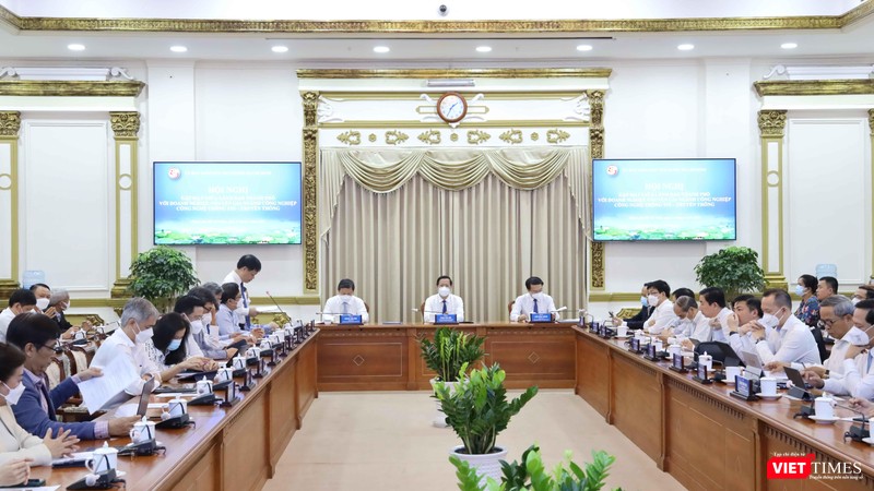 Chủ tịch UBND TP.HCM Phan Văn Mãi đề nghị Sở Thông tin và Truyền thông TP.HCM và Hội Tin học TP.HCM xây dựng diễn đàn số (Ảnh: Linh Nhi)