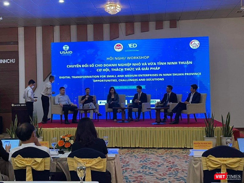 Ông Đào Trung Thành ngồi ngoài cùng bên phải ảnh, với vai trò điều phối phiên thảo luận tại Hội nghị Chuyển đổi số tỉnh Ninh Thuận