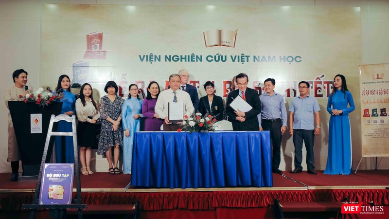 Ông Đỗ Việt Hà, Chủ tịch Liên hiệp các tổ chức hữu nghị TP. Hồ Chí Minh ký kết biên bản thỏa thuận hợp tác phát hành sách với PGS.TS Sử học Nguyễn Mạnh Hùng, Viện trưởng Viện nghiên cứu Việt Nam học Ông Đỗ Việt Hà, Chủ tịch Liên hiệp các tổ chức hữu nghị TP. Hồ Chí Minh ký kết biên bản thỏa thuận hợp tác phát hành sách với PGS.TS Sử học Nguyễn Mạnh Hùng, Viện trưởng Viện nghiên cứu Việt Nam học
