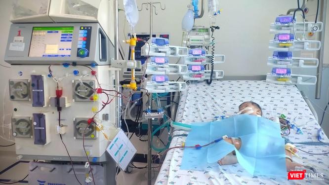 Một bệnh nhi cấp cứu vì Tay chân miệng tại Bệnh viện Nhi đồng TP.HCM