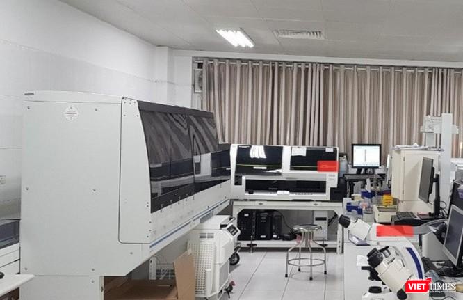 Hệ thống máy xét nghiệm tiền tỷ ở các bệnh viện có nguy cơ "đắp chiếu". Ảnh: TH