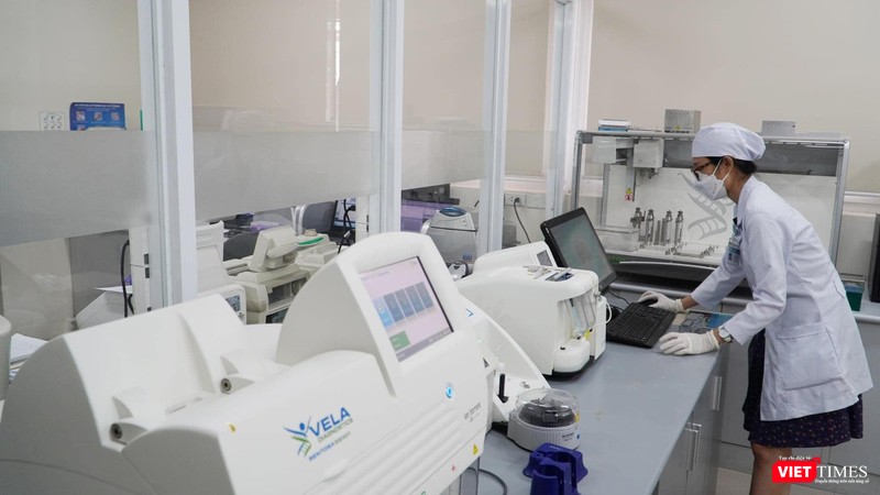 Xét nghiệm tại Đơn vị Sinh học phân tử - Di truyền, thực hiện các kỹ thuật về sinh học phân tử di truyền, xét nghiệm nhiễm sắc thể, phát hiện đột biến gen bằng kỹ thuật PCR… Kỹ thuật mới cho phép xét nghiệm, sàng lọc, tư vấn để phát hiện những bất thường về gen có thể dẫn đến ung thư, qua đó giúp phát hiện sớm và điều trị sớm các bệnh về ung bướu. (Ảnh: BV Chợ Rẫy)