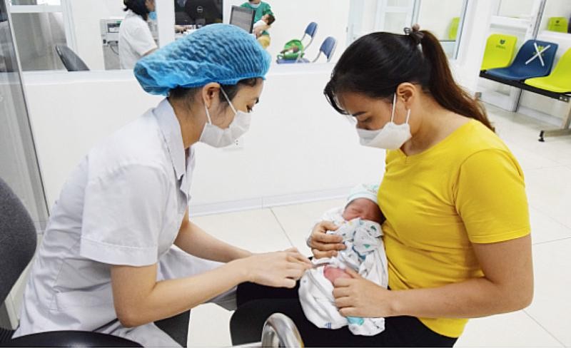 Tiêm vaccine viêm gan B cho trẻ sơ sinh tại Bệnh viện Bệnh Nhiệt đới Tiêm vaccine viêm gan B cho trẻ sơ sinh tại Bệnh viện Bệnh Nhiệt đới