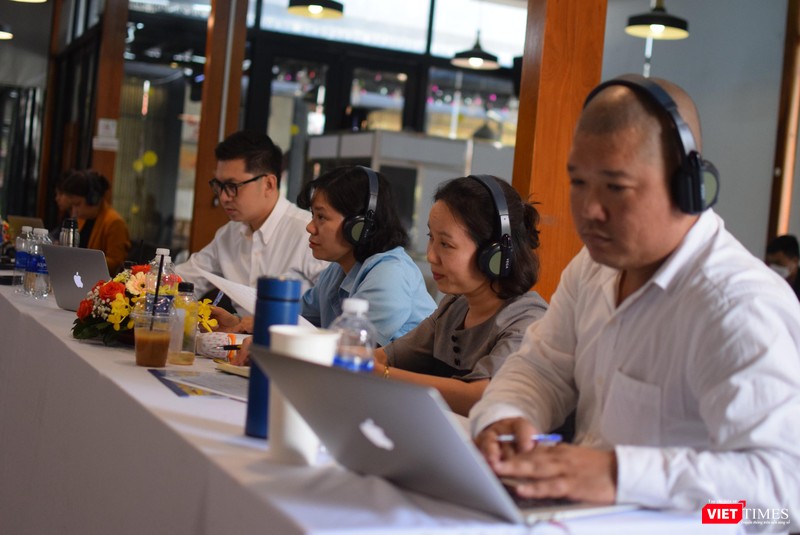 Ban Giám khảo cuộc thi về du lịch do TP.HCM tổ chức đang chấm điểm câu trả lời của các công ty lữ hành từ nước ngoài. Ảnh: Hòa Bình