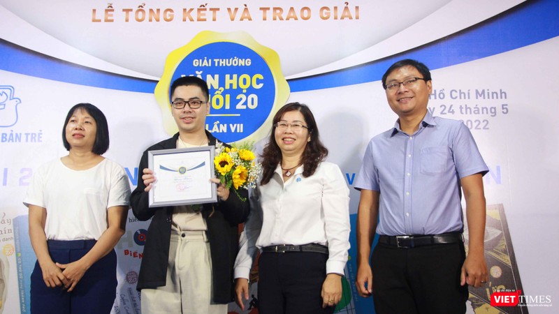 Nhà văn Nguyễn Ngọc Tư và bà Phan Thị Thu Hà - Chủ tịch Hội đồng thành viên, Giám đốc NXB Trẻ trao giải cho tác giả đoạt giải Văn học tuổi 20 lần 7