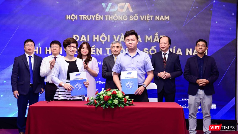 Bà Đinh Ngọc Niềm và ông Lê Bảo Cảng tại lễ ký kết. Ảnh: Hòa Bình