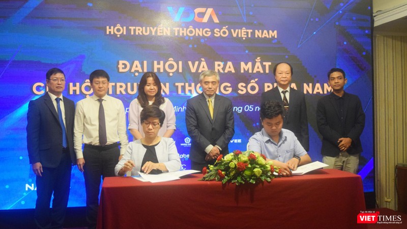 Ký kết hợp tác chiến lược hỗ trợ thúc đẩy phát triển kinh doanh giữa các hội viên Chi hội miền Nam. Ảnh: Hòa Bình