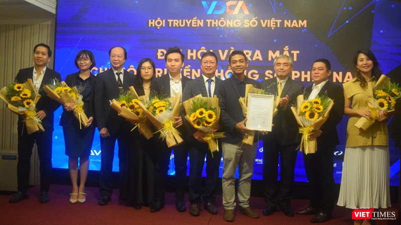 Ông Nguyễn Minh Hồng – Chủ tịch Hội Truyền thông số Việt Nam trao Quyết định thành lập và công nhận Ban chấp hành Chi hội miền Nam. Ảnh: Hòa Bình 