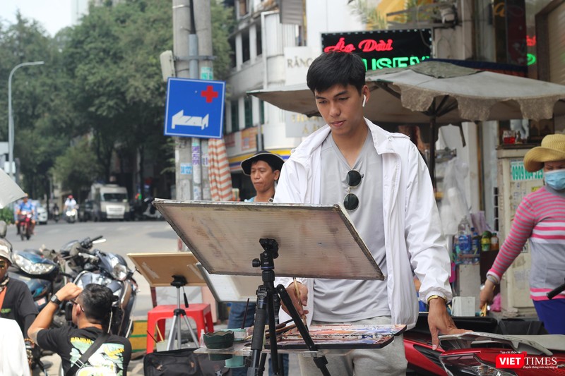 Họa sĩ Đoàn Quốc vẽ trực họa trên phố Họa sĩ Đoàn Quốc vẽ trực họa trên phố