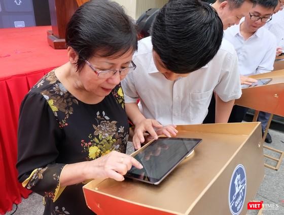 Người dân trải nghiệm tương tác các dịch vụ công trực tuyến được đồng bộ tại 10 phường quận 1-TP.HCM