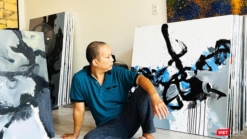 Họa sĩ Trần Vĩnh Thịnh bên các tác phẩm trừu tượng