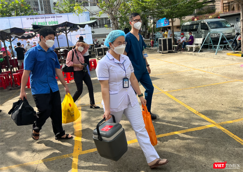 Tổ tiêm vắc xin tại nhà đi đến những hộ gia đình có người cao tuổi, người mắc bệnh mạn tính không thể đi lại được (Ảnh chụp ngày 14/06/2022) Tổ tiêm vắc xin tại nhà đi đến những hộ gia đình có người cao tuổi, người mắc bệnh mạn tính không thể đi lại được (Ảnh chụp ngày 14/06/2022)