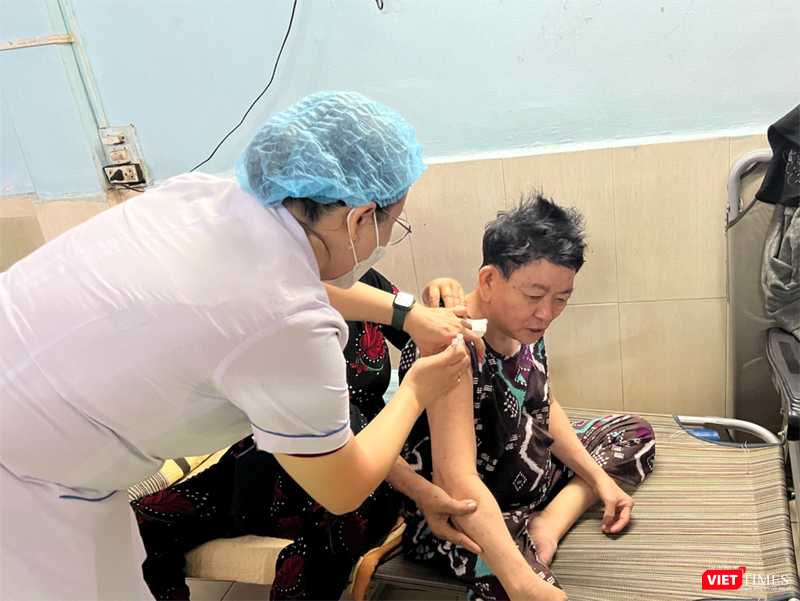 Tổ tiêm vắc xin tại nhà của Trạm Y tế Phường 25, Quận Bình Thạnh đến tiêm cho người dân (Ảnh chụp ngày 14/06/2022). Tổ tiêm vắc xin tại nhà của Trạm Y tế Phường 25, Quận Bình Thạnh đến tiêm cho người dân (Ảnh chụp ngày 14/06/2022).