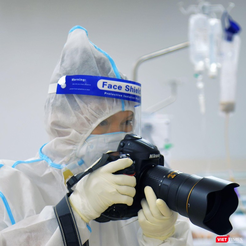 Nhiếp ảnh gia Trần Thế Phong đi tác nghiệp trong thời kỳ COVID-19 hoành hành. Ảnh: NVCC