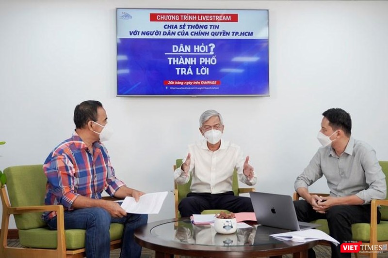Phó Chủ tịch UBND TP.HCM Võ Văn Hoan giải đáp các thắc mắc của người dân tại chương trình livestream trên fanpage của TTBC