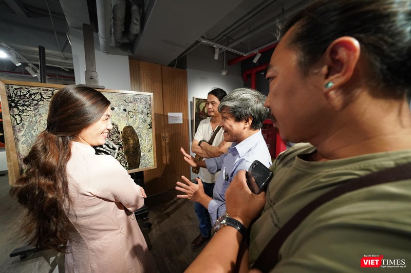 Các họa sĩ có mặt tại Ngõ Art Gallery dự khai mạc triển lãm tranh sơn mài của họa sĩ Trần Ngọc Hưng sôi nổi thảo luận Các họa sĩ có mặt tại Ngõ Art Gallery dự khai mạc triển lãm tranh sơn mài của họa sĩ Trần Ngọc Hưng sôi nổi thảo luận