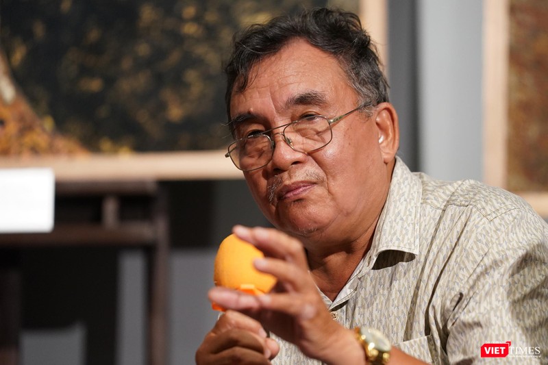 Họa sĩ Lê Xuân Chiểu nói về tranh sơn mài của Trần Ngọc Hưng. Ảnh: Phạm Nguyễn Họa sĩ Lê Xuân Chiểu nói về tranh sơn mài của Trần Ngọc Hưng. Ảnh: Phạm Nguyễn