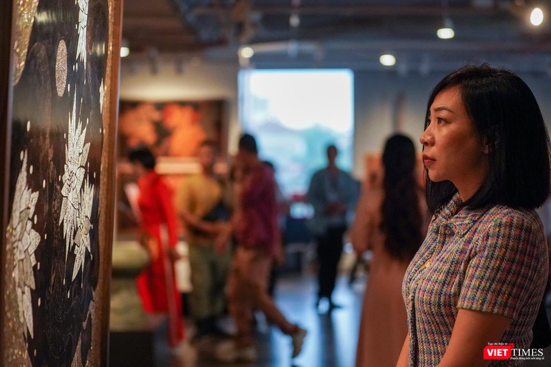 Người yêu nghệ thuật chiêm ngưỡng các tác phẩm sơn mài Người yêu nghệ thuật chiêm ngưỡng các tác phẩm sơn mài