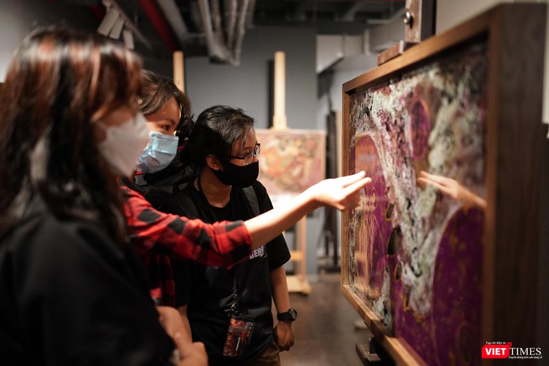 Cùng đi sâu vào thế giới sơn mài với tranh Trần Ngọc Hưng Cùng đi sâu vào thế giới sơn mài với tranh Trần Ngọc Hưng