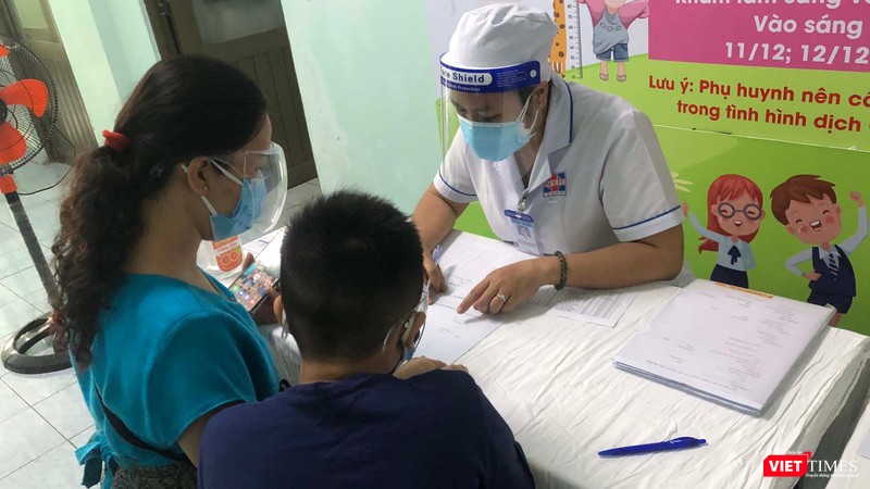 Trẻ tham gia tầm soát sẽ được các bác sĩ hỏi về tiền sử lúc sanh, tiền sử bệnh tật, tiền sử gia đình, tốc độ tăng trưởng chiều cao của trẻ. Ảnh: BVCC