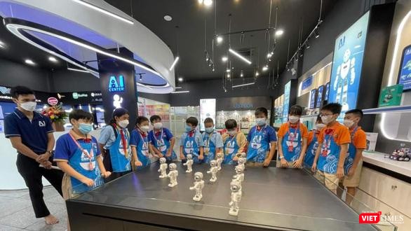 Học sinh các trường phổ thông ở TP Thủ Đức tham quan Trung tâm AI - Khu công nghệ phần mềm, ĐH Quốc gia TP.HCM