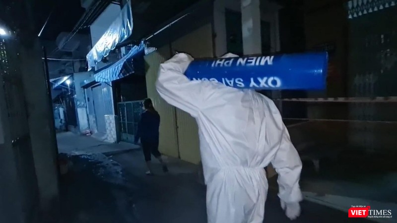 Hình ảnh các lực lượng đi chống dịch trong phim