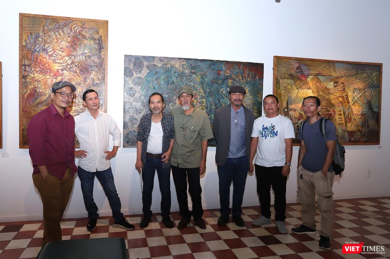 Bạn bè họa sĩ tới chia vui với họa sĩ Trần Văn Binh Bạn bè họa sĩ tới chia vui với họa sĩ Trần Văn Binh