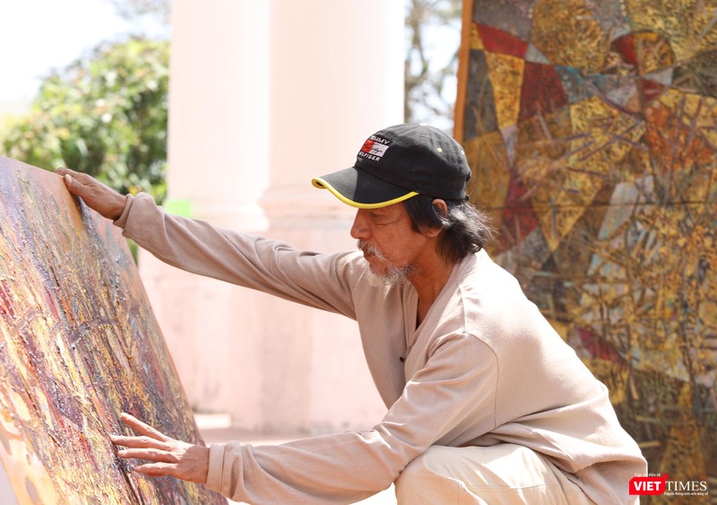 Họa sĩ Trần Văn Binh bên các tác phẩm Họa sĩ Trần Văn Binh bên các tác phẩm