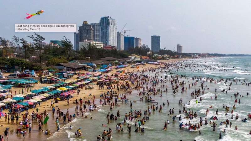 Hình ảnh chụp ngày 10/4 cho thấy hàng ngàn người dân đến đây tắm biển (Nguồn: Dân trí)