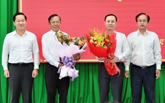 Lãnh đạo TP Thủ Đức tặng hoa chúc mừng ông Nguyễn Văn Hiếu và ông Nguyễn Hữu Hiệp. Ảnh: Việt Dũng Lãnh đạo TP Thủ Đức tặng hoa chúc mừng ông Nguyễn Văn Hiếu và ông Nguyễn Hữu Hiệp. Ảnh: Việt Dũng