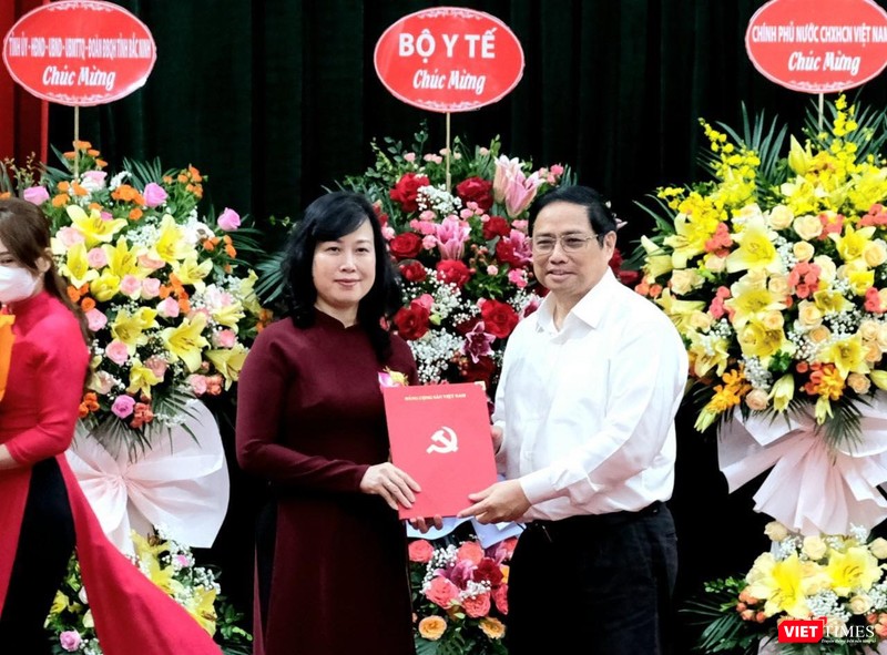 Thủ tướng Phạm Minh Chính trao quyết định Quyền Bộ trưởng Bộ Y tế cho bà Đào Hồng Lan Thủ tướng Phạm Minh Chính trao quyết định Quyền Bộ trưởng Bộ Y tế cho bà Đào Hồng Lan