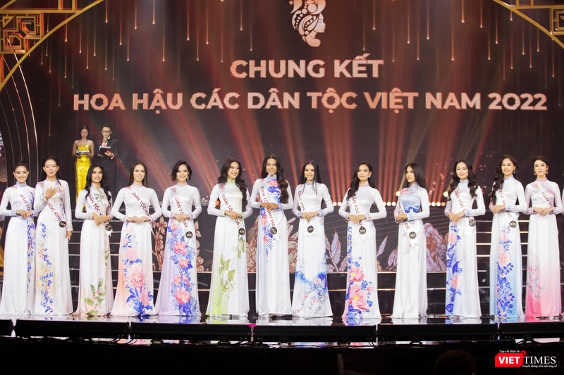 Trên nền nhạc ca khúc chủ đề “Những đoá hoa nắng mai”- một sáng tác của nhạc sĩ Châu Đăng Khoa là phần trình diễn của 30 thí sinh ở vòng chung kết trong trang phục áo dài