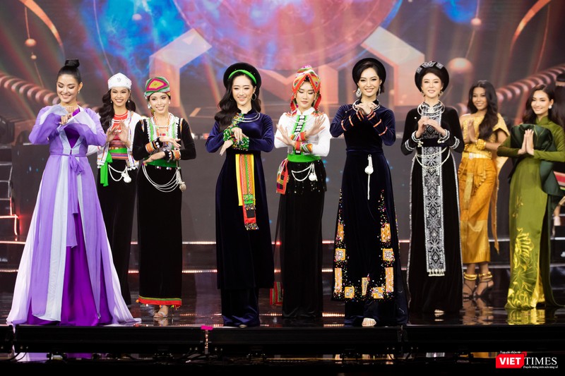 Tân hoa hậu Nông Thuý Hằng trong trang phục dân tộc Tày và các thí sinh ở phần trình diễn trang phục dân tộc
