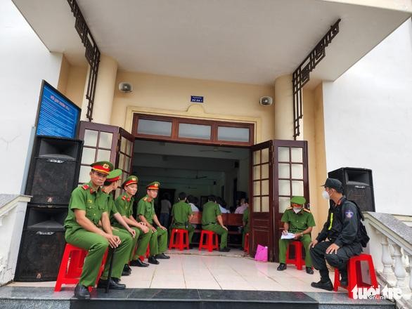 Phiên tòa được thắt chặt an ninh. Ảnh : Tuổi trẻ
