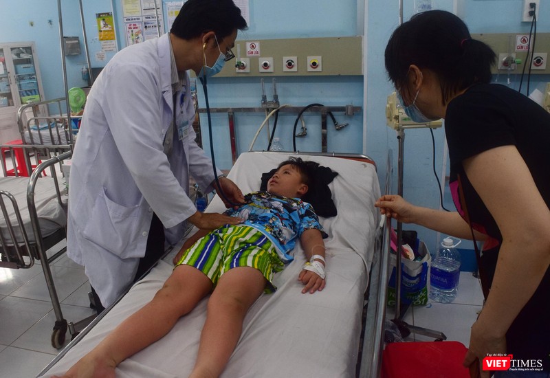 TS.BS Nguyễn Minh Tuấn - Trưởng khoa Sốt xuất huyết - Bệnh viện Nhi đồng I (TP.HCM) khám cho bệnh nhi mắc SXH